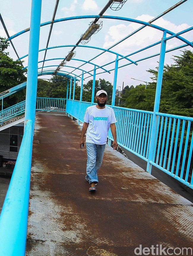 Rusak dan Rapuh, JPO Kampung Rambutan Bikin Warga Was-was