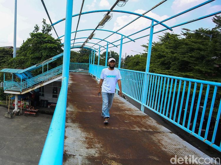 Rusak dan Rapuh, JPO Kampung Rambutan Bikin Warga Was-was
