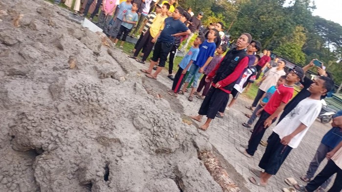 Sejumlah warga di Maros protes usai akses jalan menuju perumahan diduga ditutup oleh pengelola pesantren.