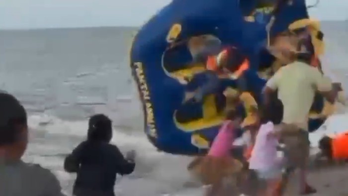 Sejumlah wisatawan terlempar dari donat boat di Pantai Ammani Pinrang.