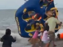 5 Wisatawan Pantai Ammani Pinrang Terlempar dari Donat Boat hingga Luka-luka