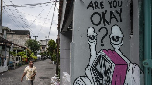 Seniman menyelesaikan pembuatan mural dalam kegiatan Mini Muralfest bertajuk Untuk Perhatian 8 Overlay Overlap di Kampung Petemesan, Pekojan, Semarang, Jawa Tengah, Sabtu (4/4/2026). Mini muralfest yang diadakan oleh Kolektif seni Grobak Hysteria dan diikuti 15 seniman itu bertujuan untuk mempercantik lingkungan dan menghapus kesan kumuh di kawasan perkampungan padat penduduk tersebut. ANTARA FOTO/Aprillio Akbar/YU