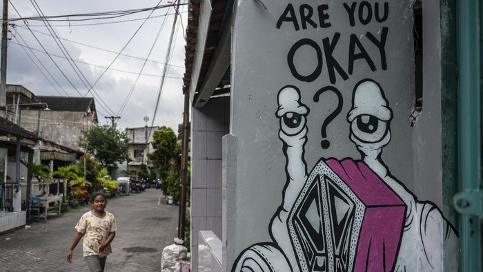 Seniman menyelesaikan pembuatan mural dalam kegiatan Mini Muralfest bertajuk Untuk Perhatian 8 Overlay Overlap di Kampung Petemesan, Pekojan, Semarang, Jawa Tengah, Sabtu (4/4/2026). Mini muralfest yang diadakan oleh Kolektif seni Grobak Hysteria dan diikuti 15 seniman itu bertujuan untuk mempercantik lingkungan dan menghapus kesan kumuh di kawasan perkampungan padat penduduk tersebut. ANTARA FOTO/Aprillio Akbar/YU