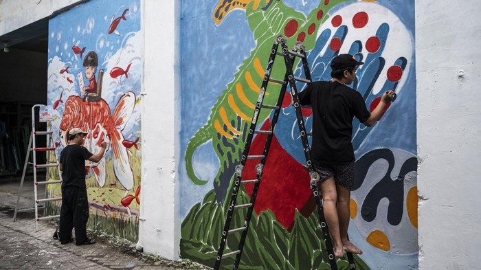 Seniman menyelesaikan pembuatan mural dalam kegiatan Mini Muralfest bertajuk Untuk Perhatian 8 Overlay Overlap di Kampung Petemesan, Pekojan, Semarang, Jawa Tengah, Sabtu (4/4/2026). Mini muralfest yang diadakan oleh Kolektif seni Grobak Hysteria dan diikuti 15 seniman itu bertujuan untuk mempercantik lingkungan dan menghapus kesan kumuh di kawasan perkampungan padat penduduk tersebut. ANTARA FOTO/Aprillio Akbar/YU
