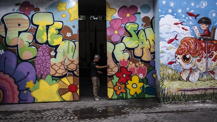 Seniman menyelesaikan pembuatan mural dalam kegiatan Mini Muralfest bertajuk Untuk Perhatian 8 Overlay Overlap di Kampung Petemesan, Pekojan, Semarang, Jawa Tengah, Sabtu (4/4/2026). Mini muralfest yang diadakan oleh Kolektif seni Grobak Hysteria dan diikuti 15 seniman itu bertujuan untuk mempercantik lingkungan dan menghapus kesan kumuh di kawasan perkampungan padat penduduk tersebut. ANTARA FOTO/Aprillio Akbar/YU