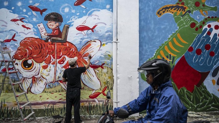 Seniman menyelesaikan pembuatan mural dalam kegiatan Mini Muralfest bertajuk Untuk Perhatian 8 Overlay Overlap di Kampung Petemesan, Pekojan, Semarang, Jawa Tengah, Sabtu (4/4/2026). Mini muralfest yang diadakan oleh Kolektif seni Grobak Hysteria dan diikuti 15 seniman itu bertujuan untuk mempercantik lingkungan dan menghapus kesan kumuh di kawasan perkampungan padat penduduk tersebut. ANTARA FOTO/Aprillio Akbar/YU