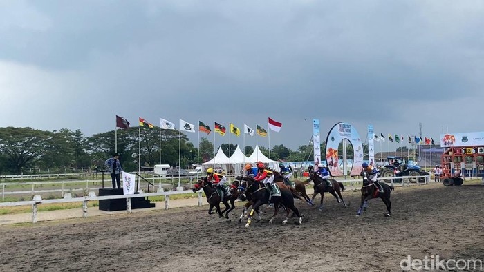 Mantan pelatih tim nasional (Timnas) sepakbola Indonesia, Shin Tae Yong (STY) saat mengibarkan bendera start pada Indonesias Horse Racing (IHR)Triple Crown Serie I & Pertiwi Cup 2026 di Lapangan Pacuan Kuda Sultan Agung, Bantul, Sabtu (4/4/2026).
