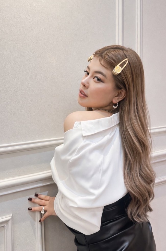 Istri aktor Rendy Samuel itu juga terlihat makin percaya diri memamerkan penampilan barunya di media sosial. Ditambah dengan gaya stylish, penampilannya jadi makin awet muda. Foto: Instagram/@rendyshindy_samuel
