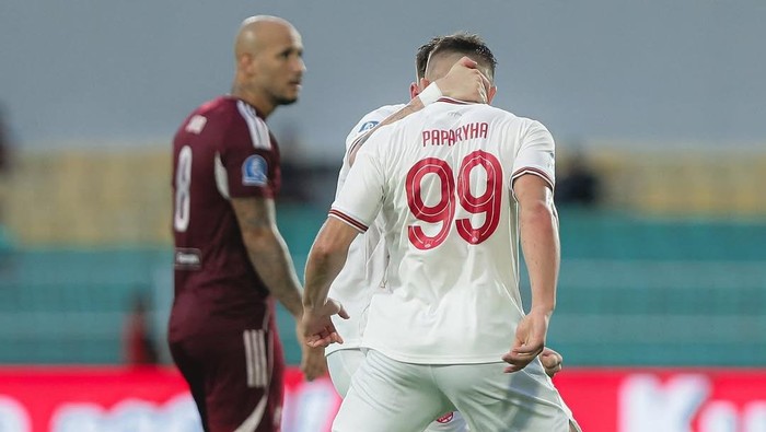 Striker Persis Solo Roman Paparyga membobol gawang PSM Makassar membuat skor menjadi 1-1.