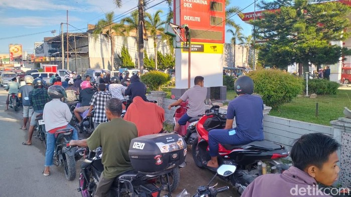 Suasana antrian pengendara motor sesaki SPBU di Kecamatan Wonomulyo.