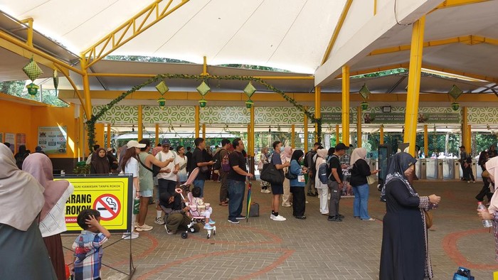 Suasana di Taman Margasatwa Ragunan saat libur panjang Paskah, Sabtu (4/4/2026).