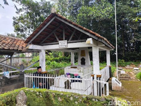 Suasana makam Raja Jacob Ponto di Kuningan