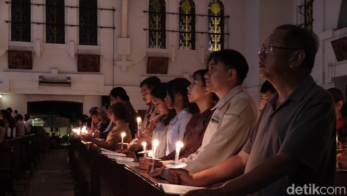 Ribuan lilin menerangi jalannya Vigili Paskah di Katedral Semarang, Kecamatan Semarang Selatan, Kota Semarang, Sabtu (4/4/2026).