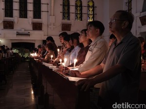 Pendar Ribuan Lilin Terangi Khidmat Vigili Paskah di Katedral Semarang