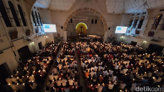 Suasana Misa Paskah di Katedral Semarang Ribuan lilin menerangi jalannya Vigili Paskah di Katedral Semarang, Kecamatan Semarang Selatan, Kota Semarang, Sabtu (4/4/2026).