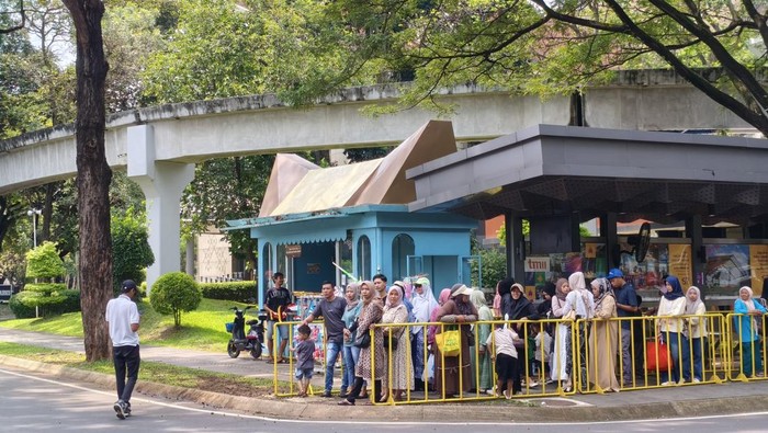 Suasana Taman Mini Indonesia Indah (TMII) saat libur panjang Paskah, Sabtu (4/4/2026).
