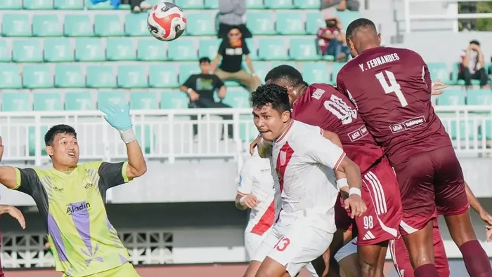Sundulan kapten PSM Makassar Yuran Fernandes merobek gawang Persis Solo.