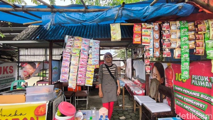 Susi saat berjualan di Gedung Perundingan Linggarjati Kuningan dan suasana lapak pedagang di yang sepi di Gedung perundingan Linggarjati