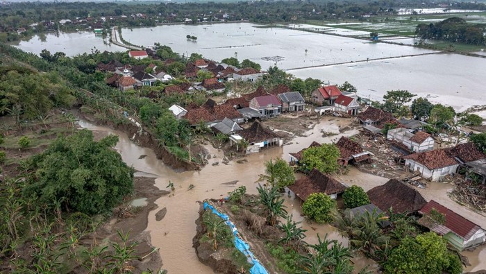 Seorang warga, Ali (50) menyaksikan kondisi rumahnya yang roboh setelah diterjang banjir bandang karena jebolnya tanggul Sungai Tuntang di Dukuh Solondoko, Desa Trimulyo, Kecamatan Guntur, Demak, Jawa Tengah, Sabtu (4//4/2026). Menurut data sementara