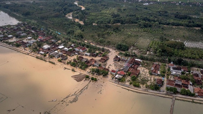 Seorang warga, Ali (50) menyaksikan kondisi rumahnya yang roboh setelah diterjang banjir bandang karena jebolnya tanggul Sungai Tuntang di Dukuh Solondoko, Desa Trimulyo, Kecamatan Guntur, Demak, Jawa Tengah, Sabtu (4//4/2026). Menurut data sementara yang dihimpun Pusdatinkom BNPB hingga Sabtu (4/4) pukul 09:00 WIB, banjir akibat jebolnya sejumlah titik tanggul Sungai Tuntang yang tak mampu menampung debit air hujan dari hulu ke hilir pada Jumat (3/4) menyebabkan banjir melanda delapan desa di empat kecamatan Kabupaten Demak, satu orang tewas, sebanyak 2.839 Jiwa mengungsi ke sejumlah titik pengungsian serta lima rumah roboh dan 13 lainnya rusak sedang hingga berat. ANTARA FOTO/Aji Styawan/wsj.