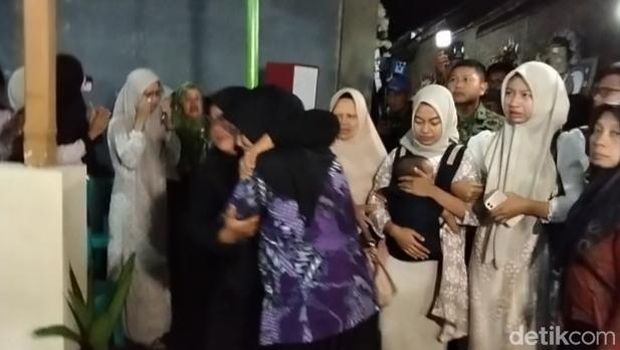 Tangis Keluarga Sambut Jenazah Serka Ichwan Jenazah Serka Anumerta Muhammad Nur Ichwan tiba di rumah duka Dusun Deyangan, Desa Deyangan, Kecamatan Mertoyudan, Kabupaten Magelang, Sabtu (4/4/2026).