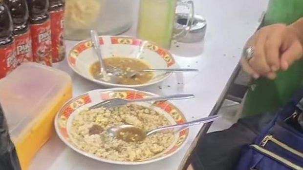 Tangkapan layar video pelanggan protes. Tangkapan layar video pelanggan protes.