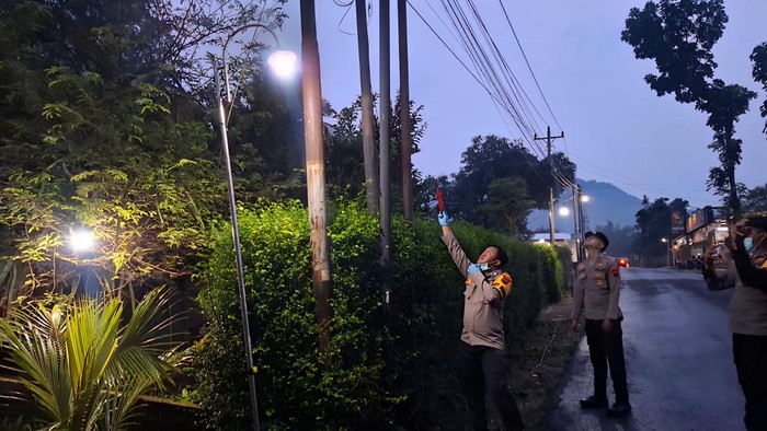 Polisi saat mendatangi TKP orang tewas tersetrum di Desa Kebonagung, Kecamatan Sidoharjo, Kabupaten Wonogiri, Sabtu (4/4/2026).