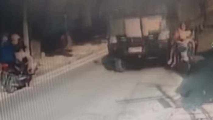 Truk TNI diduga tabrak dan lindas pemotor di Kalideres, Jakbar.