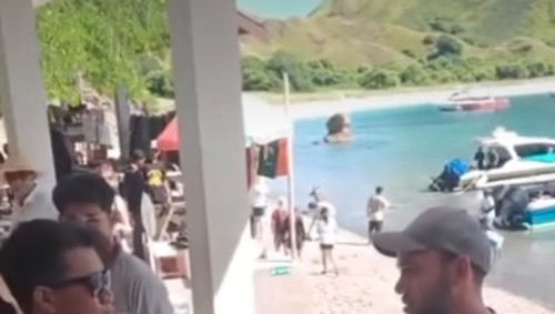 Sejumlah turis asing protes saat dilarang trekking di Pulau Padar.