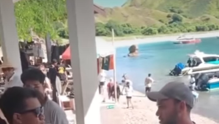 Sejumlah turis asing protes saat dilarang trekking di Pulau Padar.
