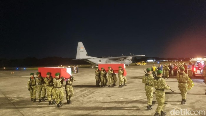 Upacara penyambutan jenazah Kopda (Anumerta) Farizal Rhomadhon dan Serka (Anumerta) Muhammad Nur Ichwan di Pangkalan TNI AU Adisucipto.