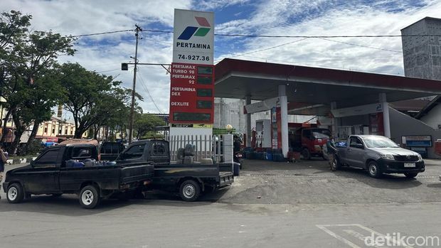 Warga antre mengisi solar subsidi menggunakan jeriken di salah satu SPBU di Bone.