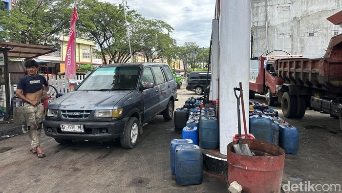 Warga antre mengisi solar subsidi menggunakan jeriken di salah satu SPBU di Bone.