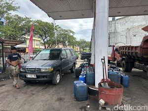 Warga Antre Isi Solar Pakai Jeriken di SPBU Bone, Stok Pertamax 3 Hari Kosong