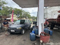 Warga Antre Isi Solar Pakai Jeriken di SPBU Bone, Stok Pertamax 3 Hari Kosong