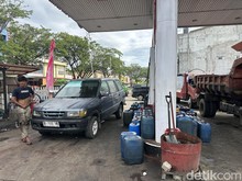 Warga Antre Isi Solar Pakai Jeriken di SPBU Bone, Stok Pertamax 3 Hari Kosong