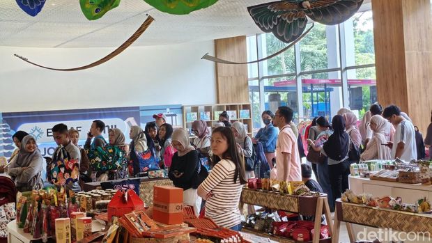 Warga Antre Tiket Tari Kecak di TMII