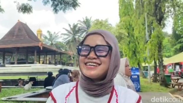 Warga Antre Tiket Tari Kecak di TMII