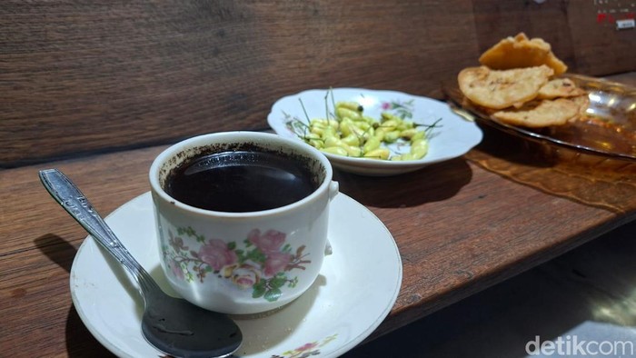 Warkop Mbah Wir Nganjuk 62 Tahun Bertahan di Tengah Gempuran Kafe Kekinian