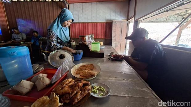 Warkop Mbah Wir Nganjuk 62 Tahun Bertahan di Tengah Gempuran Kafe Kekinian