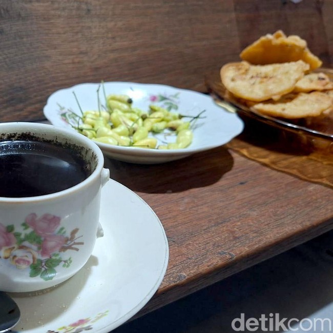 Berdiri 62 Tahun, Warkop Mbah Wir Nganjuk Tetap Ramai di Tengah Kafe Modern