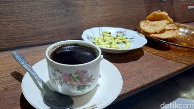 Warkop Mbah Wir Tetap Bertahan di Tengah Gemburan Coffe Shop