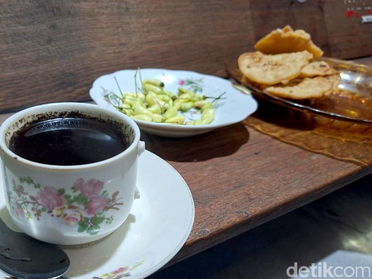Warkop Mbah Wir Tetap Bertahan di Tengah Gemburan Coffe Shop