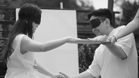 Dilihat dari Instagram pribadinya, Minggu (5/4/2026), Adinda Thomas dan suami menempelkan tangannya di sebuah cat. Foto: Instagram @adindathomas