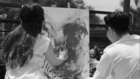 Kemudian Adinda dan suami melukis canvas dengan tangan mereka yang sudah ditempelkan ke cat. Foto: Instagram @adindathomas