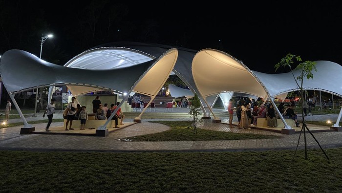 Air mancur menari di Taman Bhaypark Polda Babel
