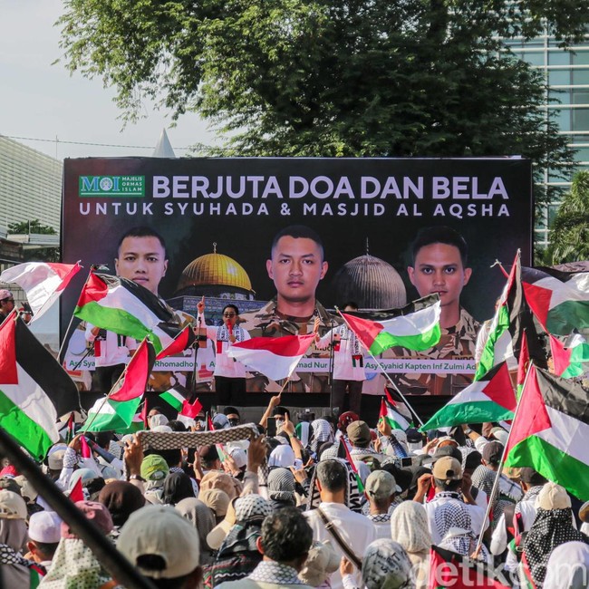 Aksi Massa Gelar Salat Gaib untuk Prajurit TNI Gugur di Kedubes AS