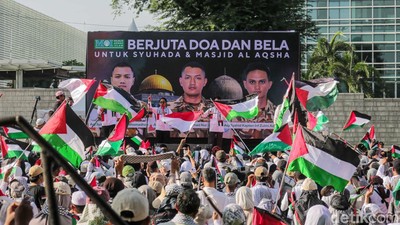 Aksi Massa Gelar Salat Gaib untuk Prajurit TNI Gugur di Kedubes AS