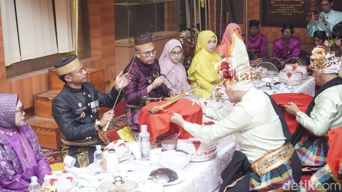 Bupati Bone Andi Asman Sulaiman bersama Wakil Bupati Bone Andi Akmal Pasluddin saat memeriksa benda pusaka kerajaan.