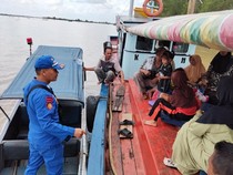 Ambulans Apung Polairud Sumsel Evakuasi Nelayan Kritis dari Desa Upang